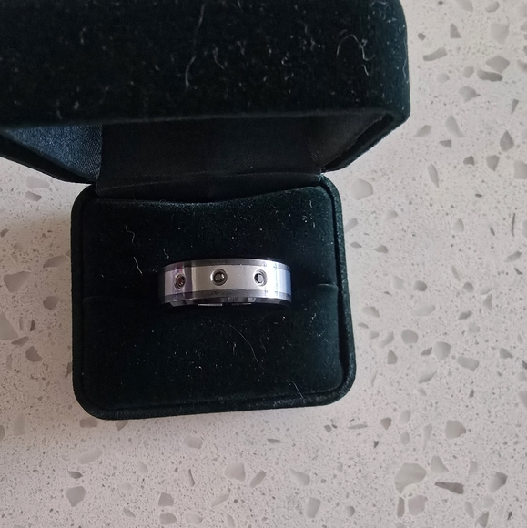 Stunning Gentlemans Tungsten Ring - Picture 1 of 5